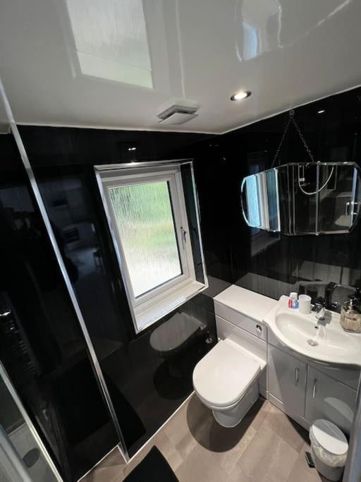 Unique Orchard Lodge For Couples With Hot Tub Strathaven Bagian luar foto